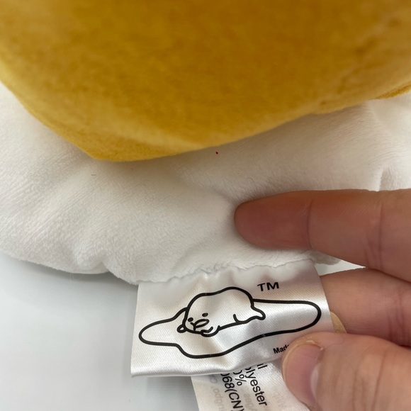 gudetama by Sanrio egg plushy holding a rose - Picture 3 of 6